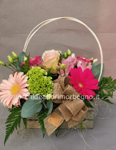 Cestino di fiori freschi assortiti.