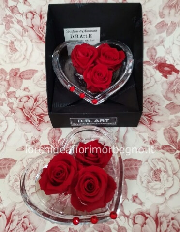 Cuore con rose stabilizzate